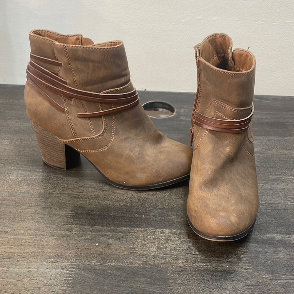Womens size 9 heeled boots